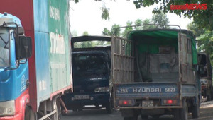 Xe tải ùn ùn trốn trạm BOT tấn công đường làng: Dân bức xúc tột cùng