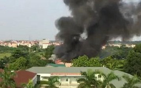 Clip: Cháy lớn ở Đan Phượng, Hà Nội, khói đen cuồn cuộn kín trời