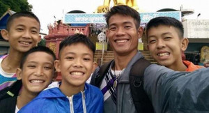 Sau khi được cứu ra khỏi hang, thầy trò đội bóng nhí Thái Lan nhận tin vui đầu tiên