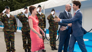 Bỏ qua Thủ tướng Bỉ, Thủ tướng Canada bước đến ôm hôn phu nhân người đồng cấp