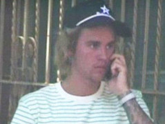 Justin Bieber bỗng ôm mặt căng thẳng trên phố và xóa clip về vợ sắp cưới trên mạng