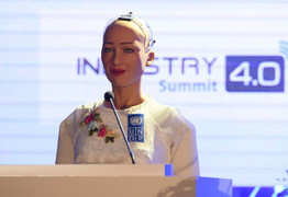Robot Sophia tự tin trả lời câu hỏi khó của báo chí tại Hà Nội