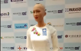 VIDEO Trực tiếp: Sophia mặc áo dài duyên dáng, giao lưu với người Việt