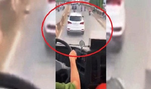 Xe ô tô cản đường xe cứu hỏa: Tài xế nói 'không nghe thấy còi hụ'