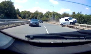 Video: Hoảng hồn xe tải trượt dài trên thành cầu vượt