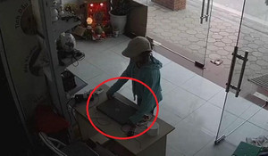 Clip: Chủ nhà hớ hênh, nữ quái lẻn vào trộm laptop dễ như ăn kẹo