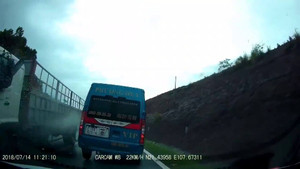 Clip: Xe khách 16 chỗ vượt ẩu, suýt bị đâm nát ở Quảng Ninh