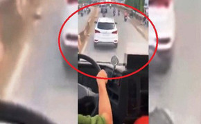 Tài xế cản đường xe cứu hỏa bị tước bằng lái 2 tháng