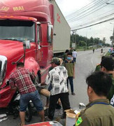 Tông trực diện xe đầu kéo container, lái xe máy chết tại chỗ