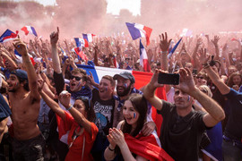Pháp vô địch World Cup: CĐV phủ kín Đại lộ Champs-Élysées, khói mù mịt khắp Paris