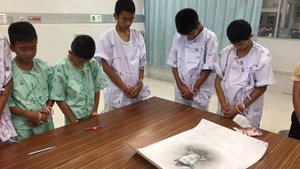 Sau khi sức khỏe dần ổn định, đội bóng nhí Thái Lan được thông báo về cái chết của thợ lặn