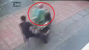 Clip: Siêu trộm 'nhảy' xe SH trong vài giây trước mắt bảo vệ