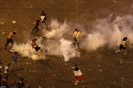 Pháp vô địch World Cup: Fan cuồng phá phách khắp nơi, tấn công cảnh sát