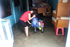 Ảnh: Mưa lớn kéo dài, dân Hà Tĩnh sống chung với lũ