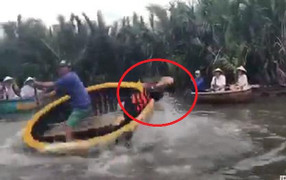 Clip: Trò lắc thuyền thúng cảm giác mạnh khiến du khách khóc thét ở Hội An