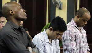 Nhóm trai Tây dùng quà đắt tiền dụ hàng loạt phụ nữ dính bẫy