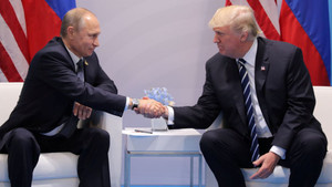 Video: Cử chỉ khó hiểu của Tổng thống Trump khi nói chuyện với Tổng thống Putin