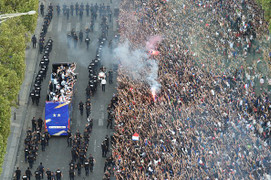 Tuyển Pháp rước cúp về Paris, nửa triệu người xuống đường chào đón