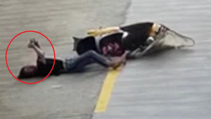 Clip: Đâm vào xe khác ngã sấp mặt, cô gái nằm luôn giữa đường nhắn tin điện thoại