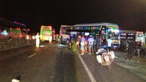 Xe khách tông nhau liên hoàn khiến 4 người thương vong