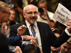 Video: Nhà báo Mỹ bị kéo ra khỏi cuộc họp báo chung Trump-Putin