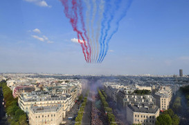 Máy bay phản lực trình diễn tuyệt đẹp mừng nhà vô địch World Cup trở về Paris