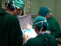 Bé trai bị táo bón suốt 5 năm, bụng phình to như phụ nữ mang thai