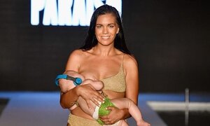 Người mẫu vừa trình diễn thời trang vừa cho con bú khiến khán giả sửng sốt