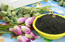 Trà ướp trong hoa sen tươi: Món quà độc đáo của người Hà Nội