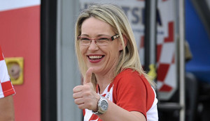 Nữ tài xế xinh đẹp lái xe đưa tuyển Croatia mừng công giữa biển người