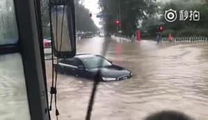 Trung Quốc: Phố biến thành sông, ô tô bì bõm bơi trong biển nước