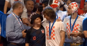 Giữa biển người ăn mừng, Modric trao vinh dự cho CĐV đặc biệt