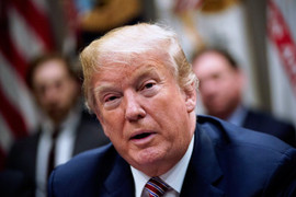 Video: Điện trong Nhà Trắng phụt tắt đúng lúc Tổng thống Trump nói về tình báo Mỹ