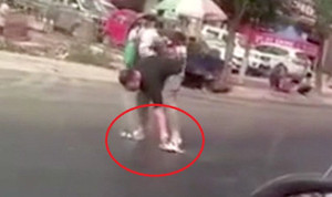 Clip: Đường chảy nhựa nhão nhoét vì nắng nóng, thanh niên vừa đi vừa vật vã gỡ dép