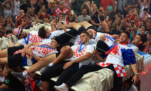 Hú vía cảnh đội tuyển Croatia suýt va phải dây điện khi diễu hành