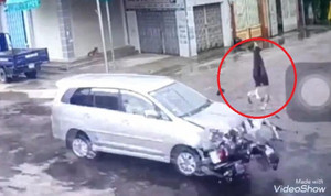 Clip: Xe máy phóng điên cuồng, đâm vào đầu ô tô giữa ngã tư