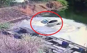 Clip: Tài xế đạp nhầm chân ga, ô tô bay thẳng xuống hồ nước