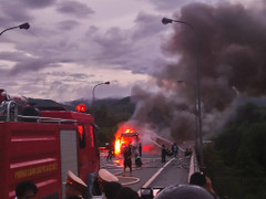 Xe khách bốc cháy sau tiếng nổ, hàng chục hành khách đập cửa kính thoát thân