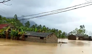 Ảnh hưởng bão số 3, hàng trăm ngôi nhà ở Thanh Hóa bị nhấn chìm trong biển nước