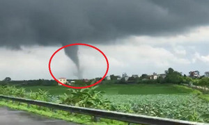 Xôn xao clip vòi rồng khổng lồ xuất hiện gần cao tốc Pháp Vân - Cầu Giẽ