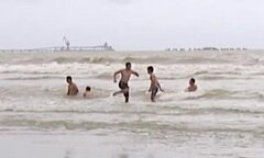Nghệ An: Biển động nguy hiểm, sóng cao cả mét, du khách vẫn dẫn cả trẻ nhỏ xuống tắm