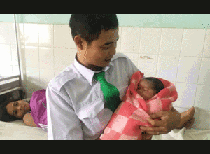 Tài xế đỡ đẻ cho sản phụ ngay trên xe taxi