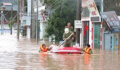 Ảnh: Công an dầm mình trong mưa chuyển đồ giúp dân tránh lũ ở Quảng Ninh
