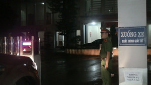 Video: Cảnh sát soi đèn kiểm tra mọi ngóc ngách trong khuôn viên sở GD-ĐT Sơn La