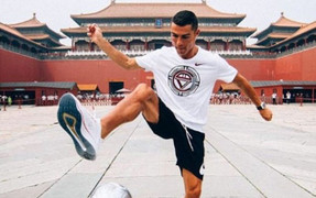 Ronaldo 'đại náo' Bắc Kinh, tâng bóng trước Tử Cấm Thành