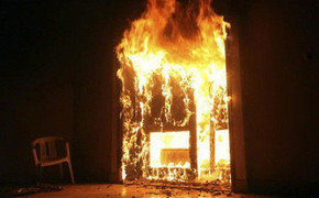 Chết cháy vì tạt xăng đốt nhà người tình