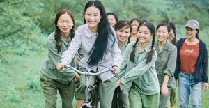 Vợ kém 18 tuổi của ca sĩ Việt Hoàn bị bỏng lưng khi quay MV về chiến tranh