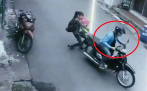 Clip: Cướp giật ví, suýt kéo lê phụ nữ bế con nhỏ