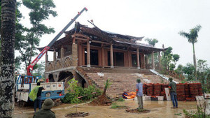 Video: 500 người cùng máy xúc, xe cẩu phá dỡ cung điện thờ thiên ở Ba Vì