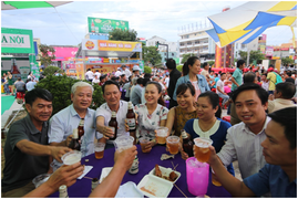 Hơn 10.000 người dân Quảng Trị xuống đường 'quẩy tưng bừng' cùng Ngày hội Bia Hà Nội 2018